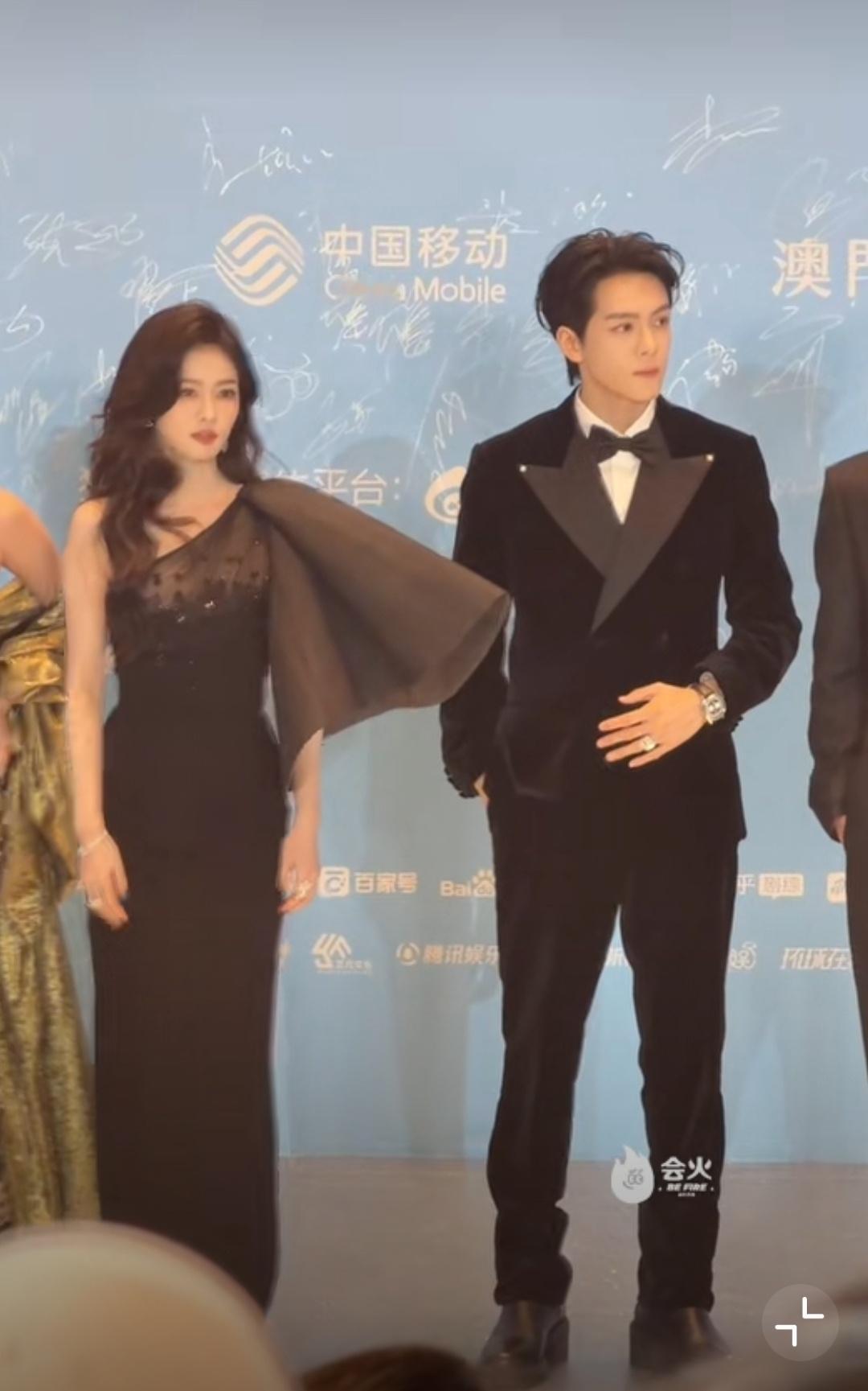 白鹿走了三次红毯三次红毯，白鹿粉丝爽了2025爱奇艺尖叫之夜