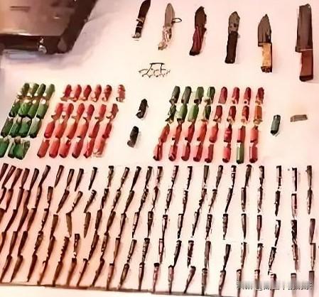 美制柯尔特手枪，配上400升汽油。伊朗这次在克尔曼沙赫省的边防行动，抓了两个