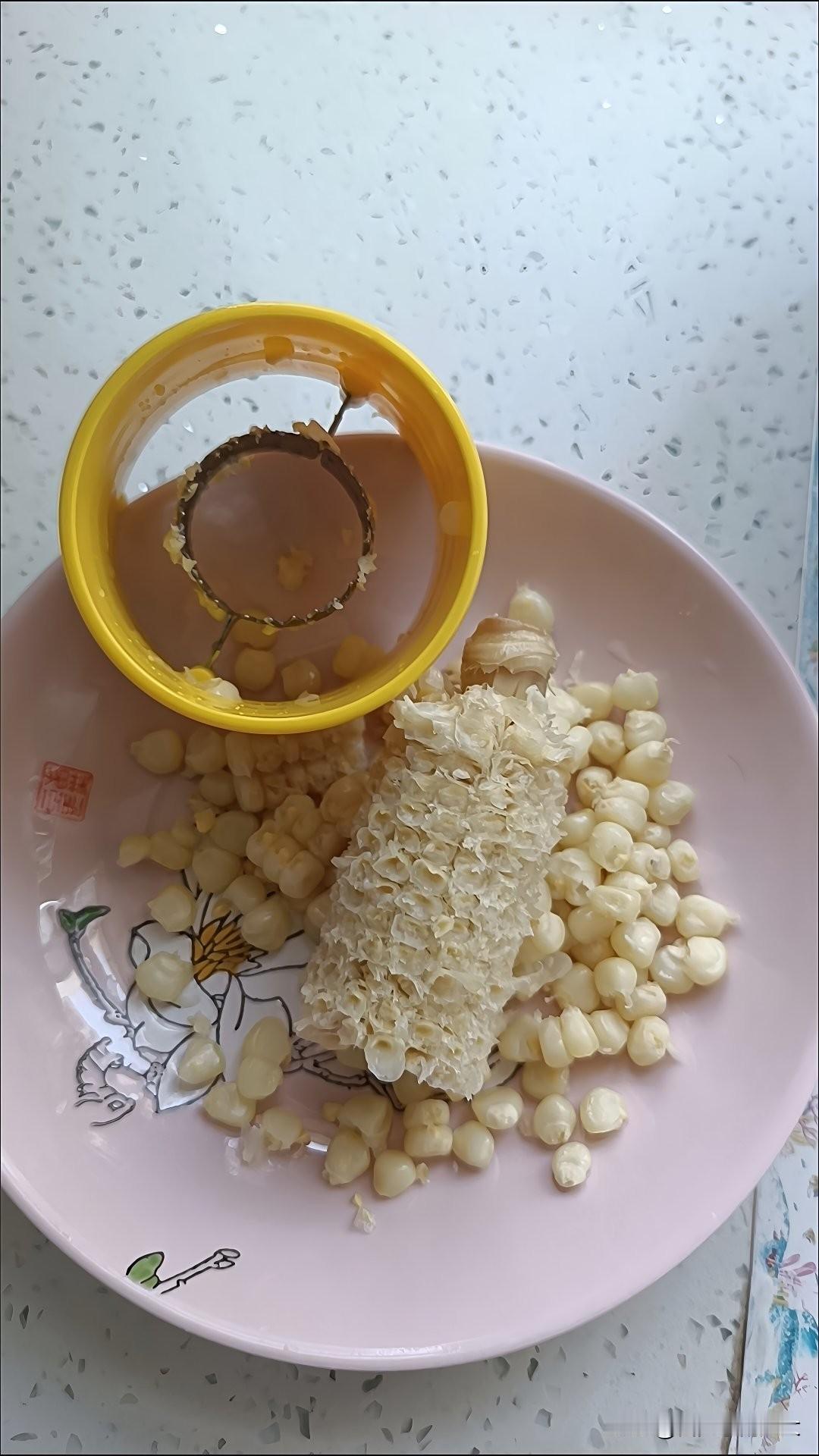 我老公不喜欢做饭，只要我在家，他就不进厨房。他也不爱做家务事，家里洗衣做饭，