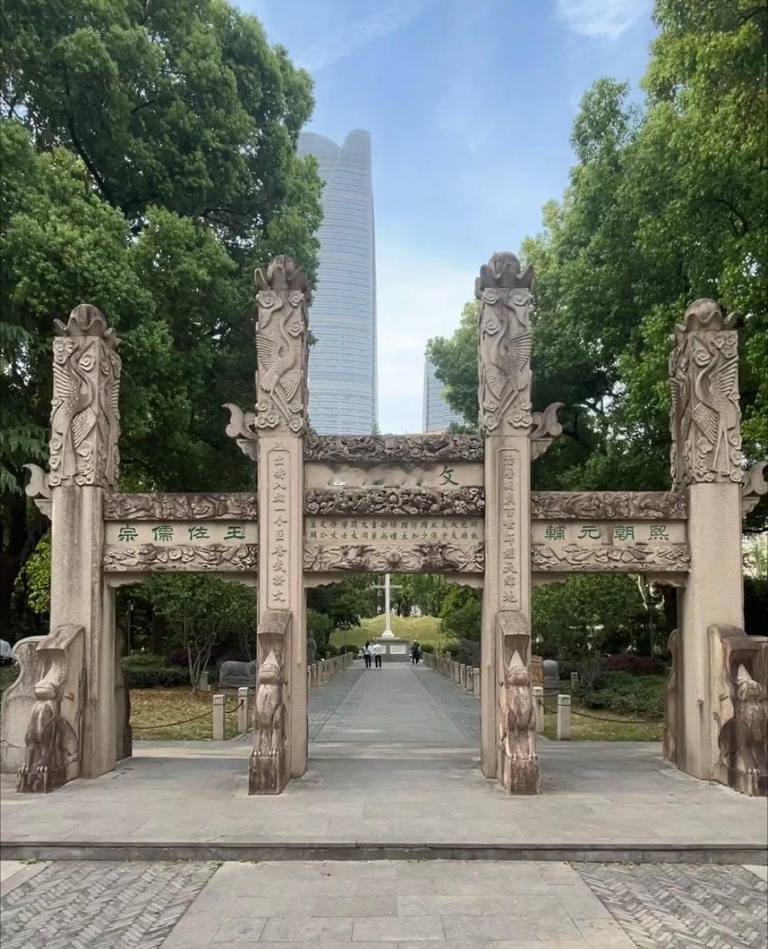 【你知道吗？上海市中心坐落着一座明代大墓】在高楼林立的徐家汇商圈边上，有一座恬静