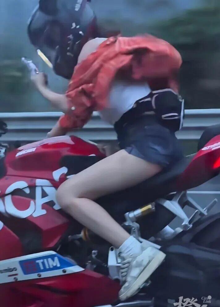 飙到220还单手刷手机？这段“女骑手高速秀”看得人头皮发麻最近几天，一段十几秒