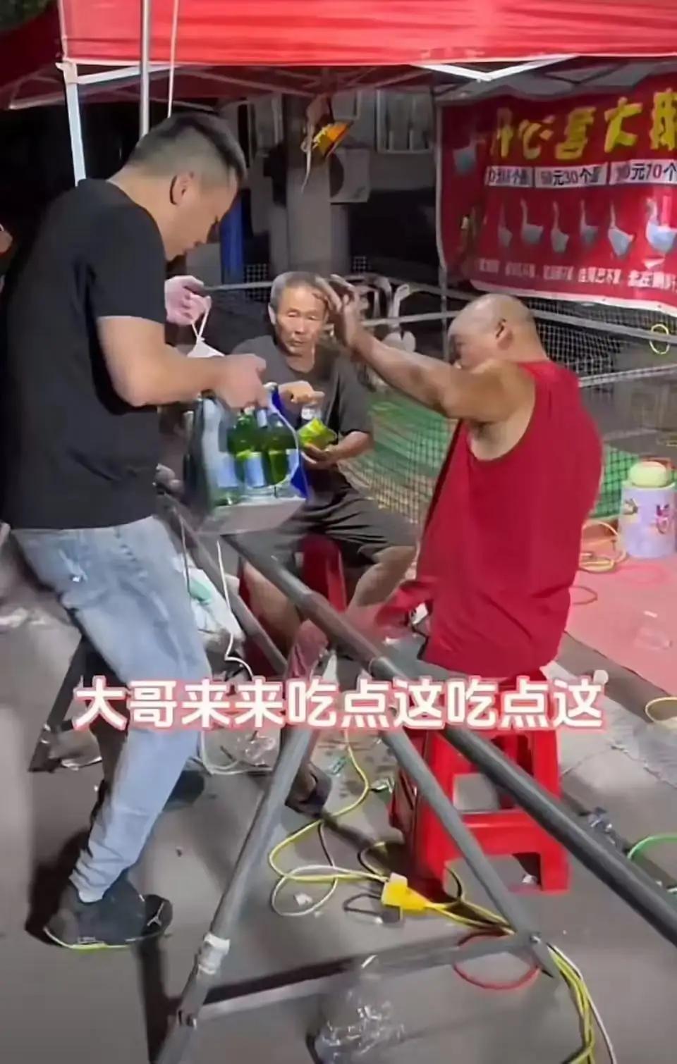 河北，残疾男子为了养家糊口，在路边摆“套圈”，但生意冷清没有开张，晚饭就干啃白馒