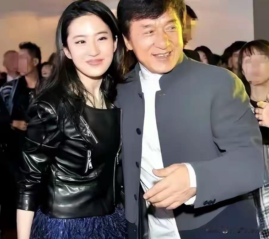 近日，演员刘亦菲在社交媒体平台分享的一张与成龙的新合照，如同一颗重磅炸弹，瞬间在