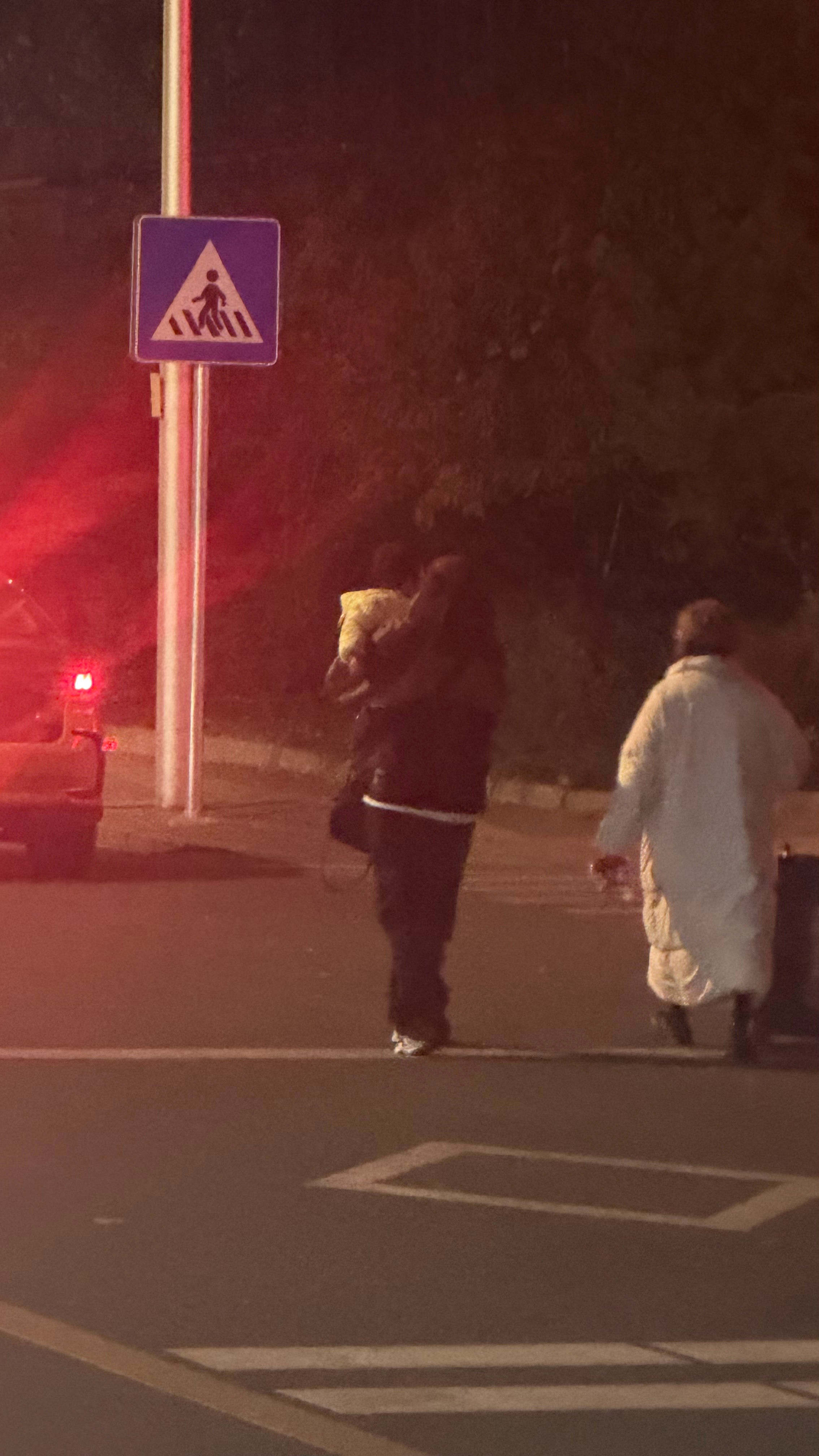 来北京旅游找不到房间！小宝贝12点了还没睡！