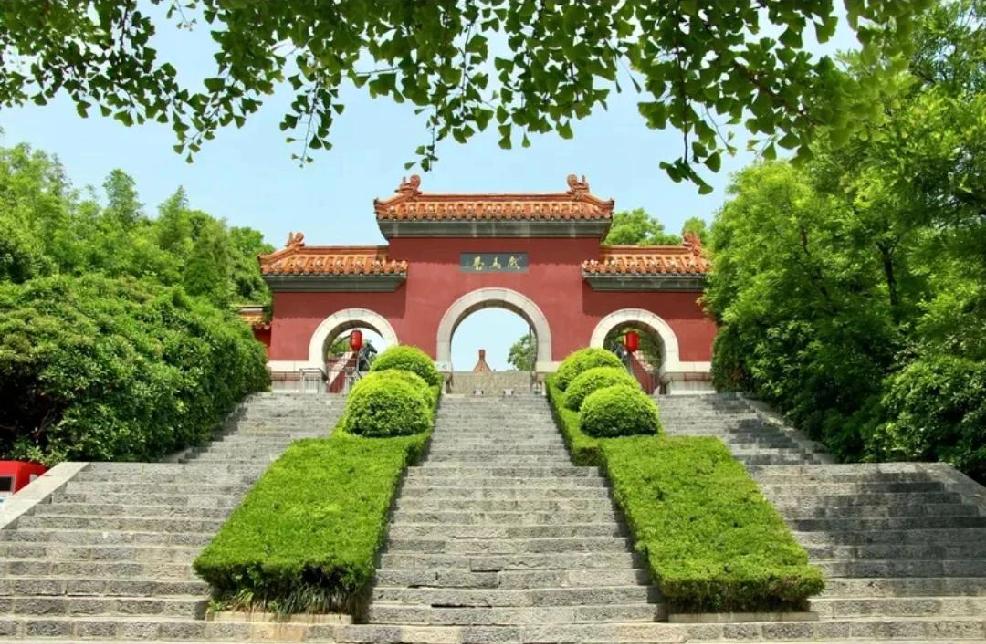 徐州好玩的地方可不少。云龙湖风景区是5A级景区，湖光山色超美，东湖能玩水上项目，