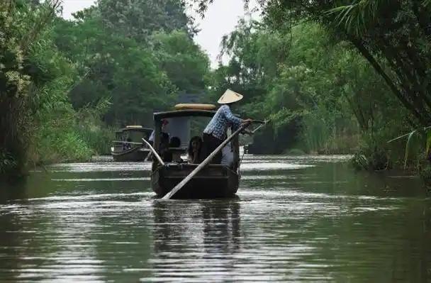 你能想象吗？春秋战国时期，中国造的楼船就已经上下分层，既能击鼓进军又能摇桨前行，