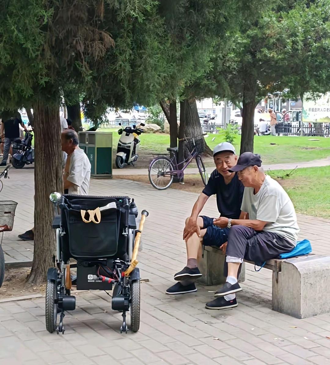 昨天在小区闲坐，旁边有2个老人讨论退休金的话题，其中一个老人问另一个老人现在有多