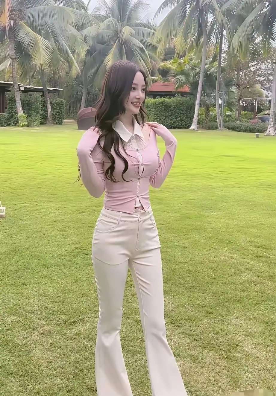 李小璐抛去别的不说，颜值确实耐打！！