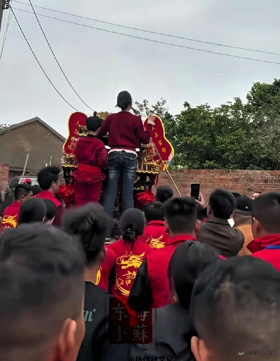 那个穿戏服的“妈祖”一出场，全场信众脸都白了。你敢信？就在妈祖故乡湄洲岛，有