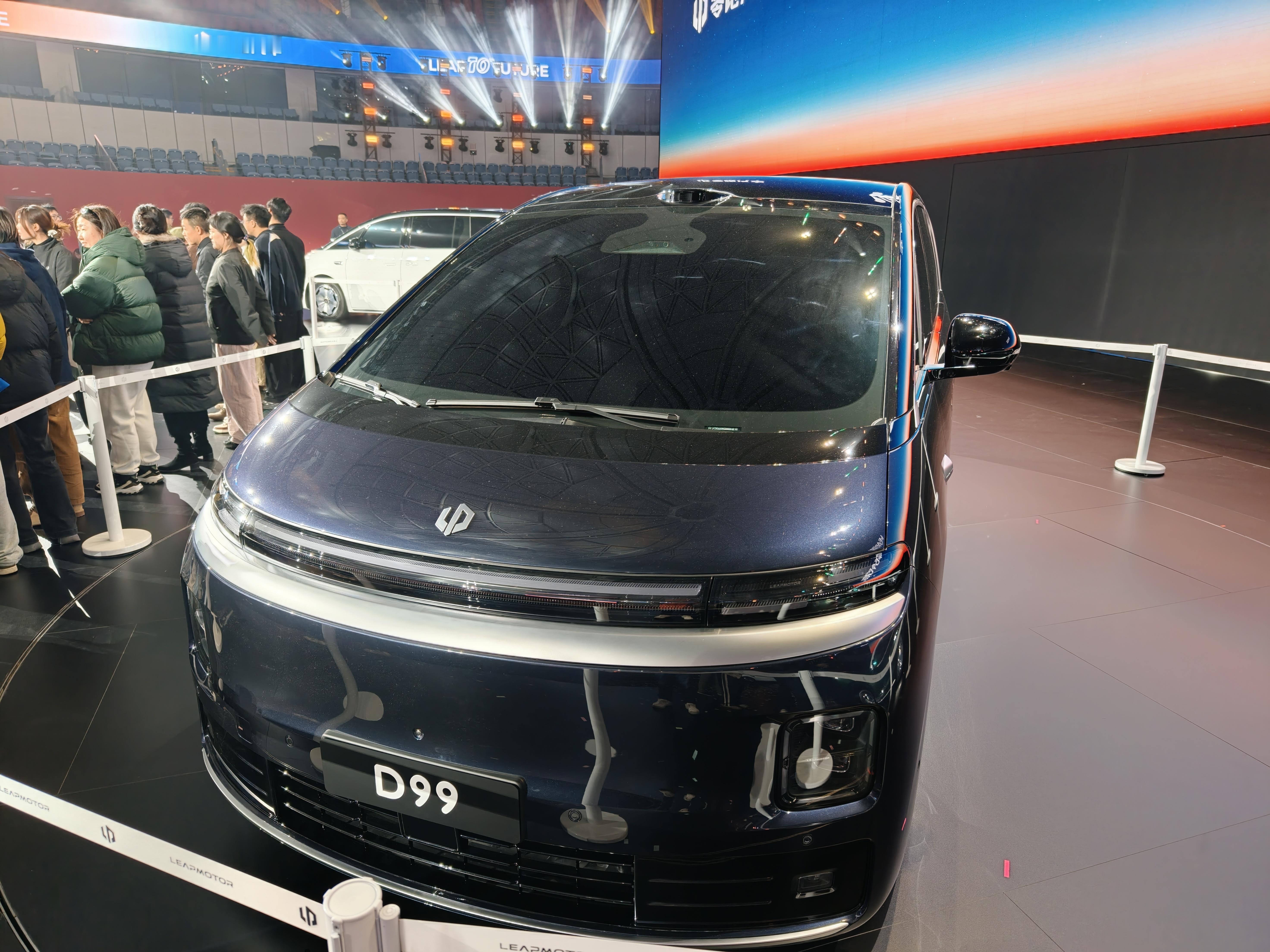 零跑D99的实车看不到内饰，其实看不出啥，主要是实车比例还是很好，不太像MEGA