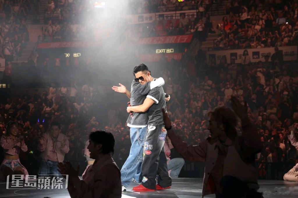 #刘德华#杨过遇上杨过！刘德华空降古天乐演唱会#刘德华现身古天乐演唱会##华仔天地##华仔天地#​
