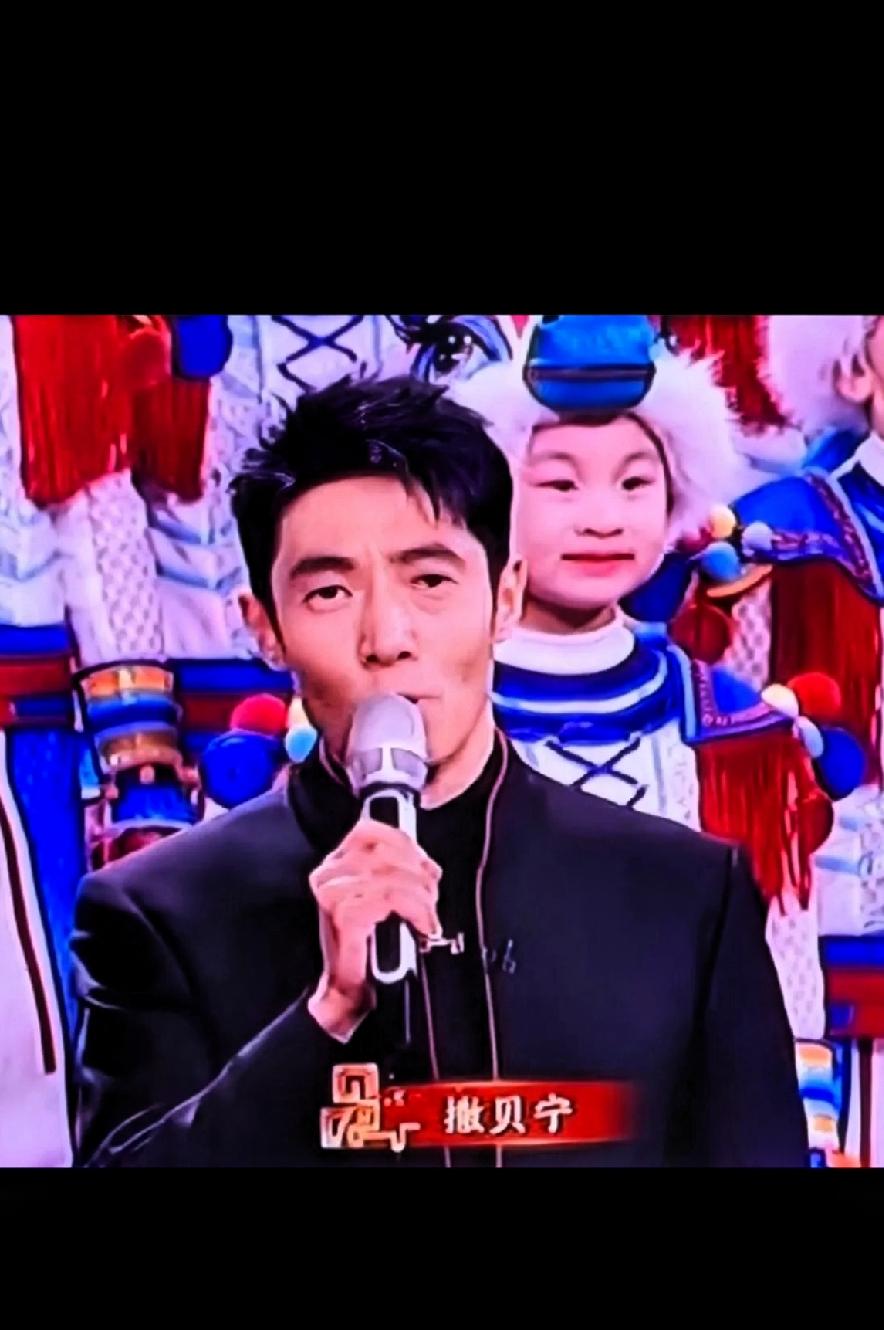 我有预感，今年春晚第一个上热搜的人肯定是撒贝宁！令人没有想到的是，撒贝宁不是因