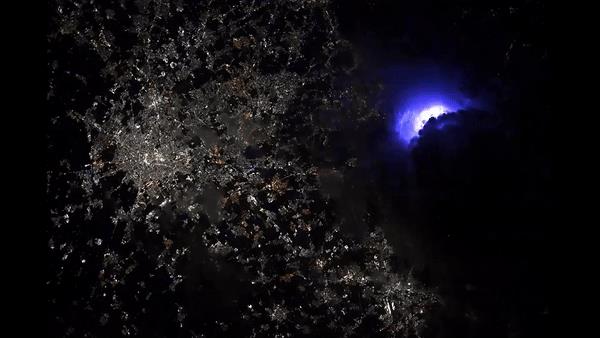 太空惊现“闪电城市”！米兰奇观震撼全球2025年7月19日凌晨，NASA宇航员