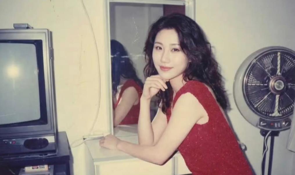 92年家里有彩电，基本上都是万元户了，日子过得滋润，笑容灿烂。。。你家第一台电视