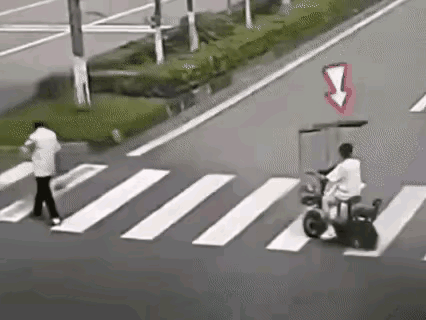 千万不要跟大车抢道啊