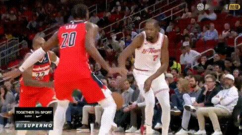 扣篮大赛吗？阿门篮板后弯弓空接！是从界外跑进来的，我都以为够不着，结果这家伙竟