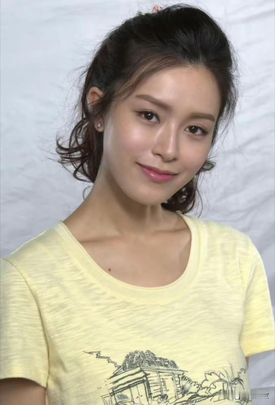 这是谁？生图也太好看了吧？！有点像杨颖又有点像阿娇，皮肤也太好了，很健康