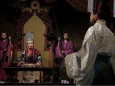 建安元年，曹操刚把天子搬进许昌城没几天，就盯上了一个寡妇。不是普通的寡妇