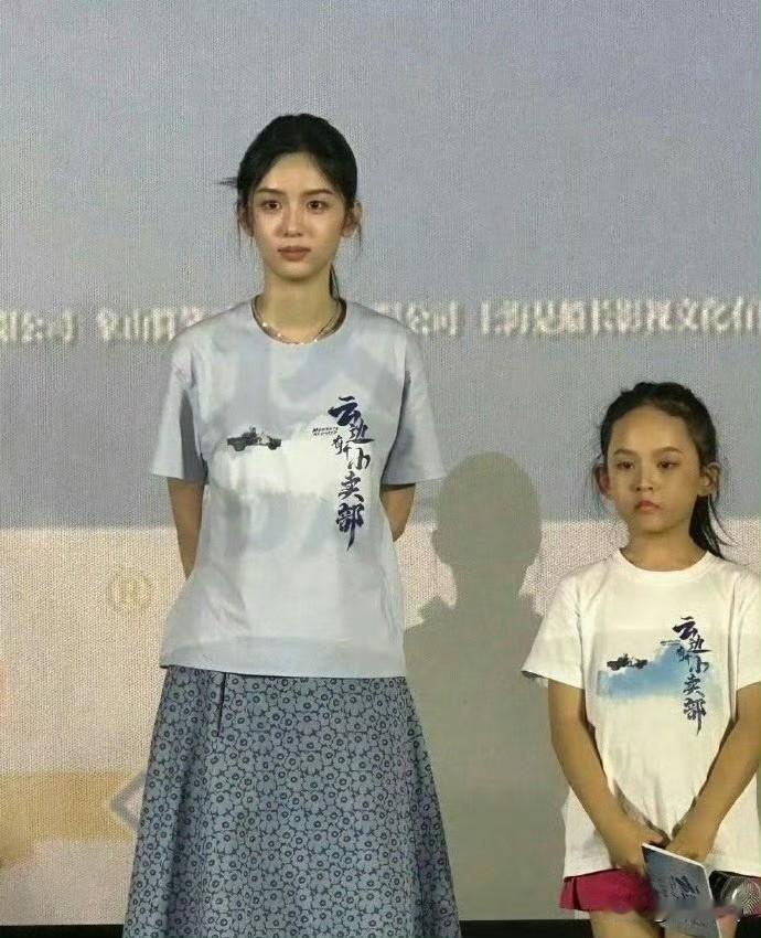 难怪女明星这么上镜呢，你看看，周也的头竟然比一个小孩子的头都要小很多。头小骨架小