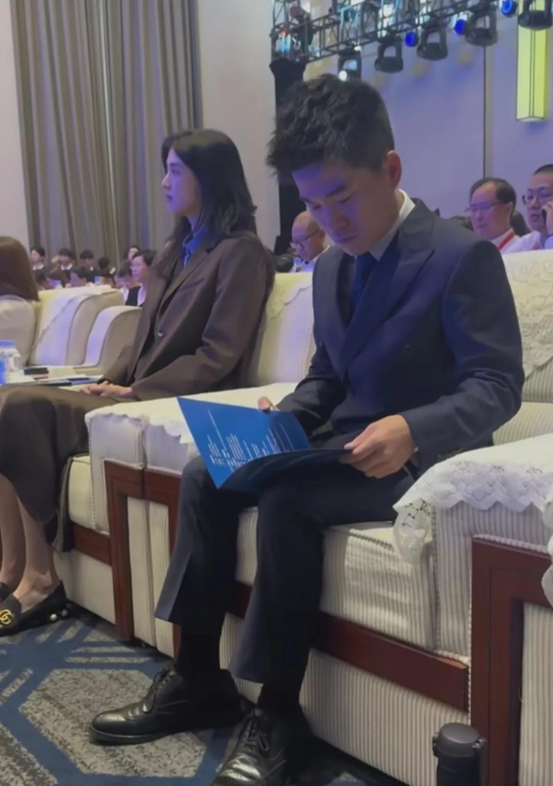 今天有不少朋友反映，董宇辉在网络文明大会上公然“夹带私货”，陕西文旅评论区全是证