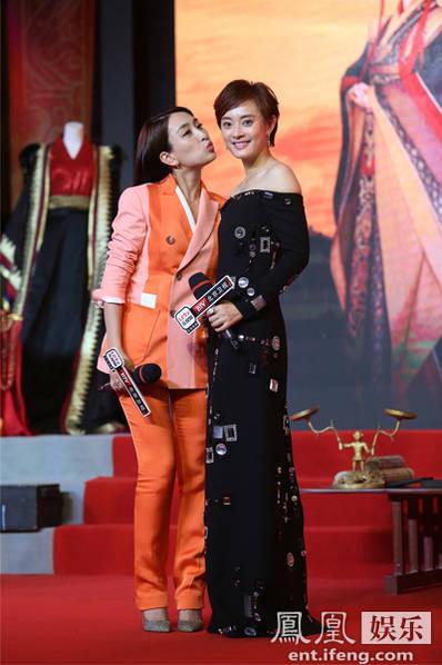 孙俪够大气，不管台上还是台下。刘涛永远一副贤惠样，张翰在她们俩后边出镜，有点小帅