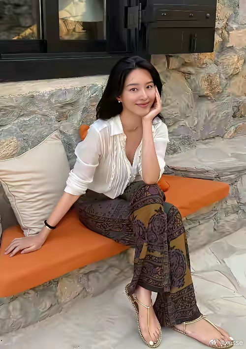 和刘亦菲干爹分手后，转身嫁入福建顶级豪门，如今被丈夫宠成宝