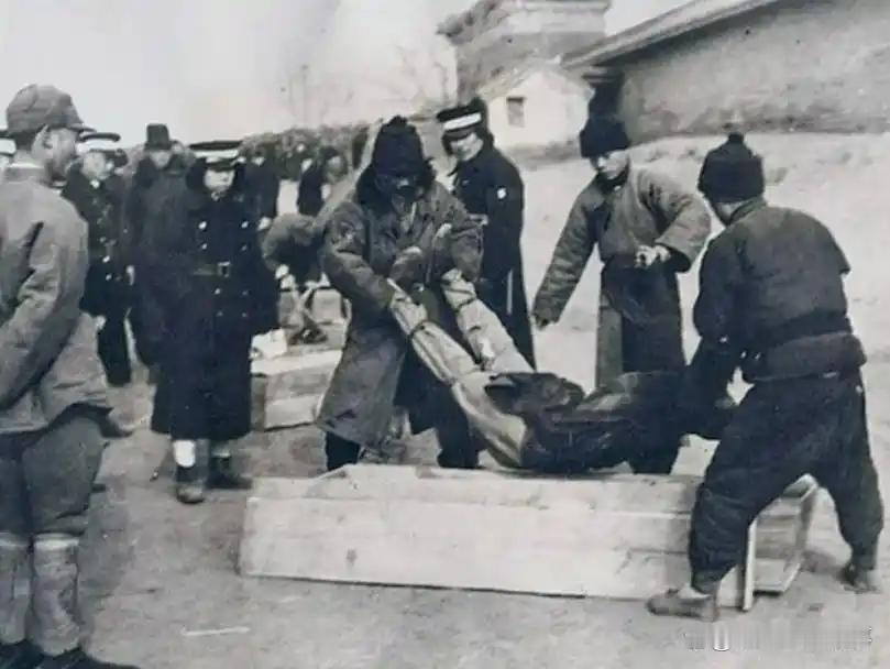1938年，大汉奸陶锡三在家里宴请日军。突然，他听到女儿哭喊着：“救命啊，救命啊