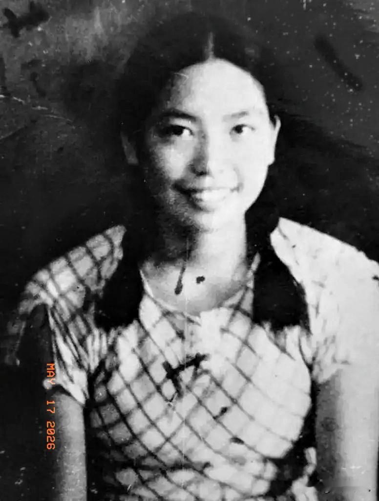 1938年的夏天，延安城里开完大会，20岁的富家小姐莫耶，在延安一处山坡上写下了