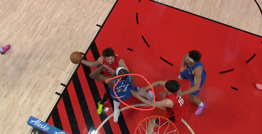 杨瀚森第三节打了两分钟，因为一次掩护犯规又下去了，杨瀚森还是需要控制自己的犯规动