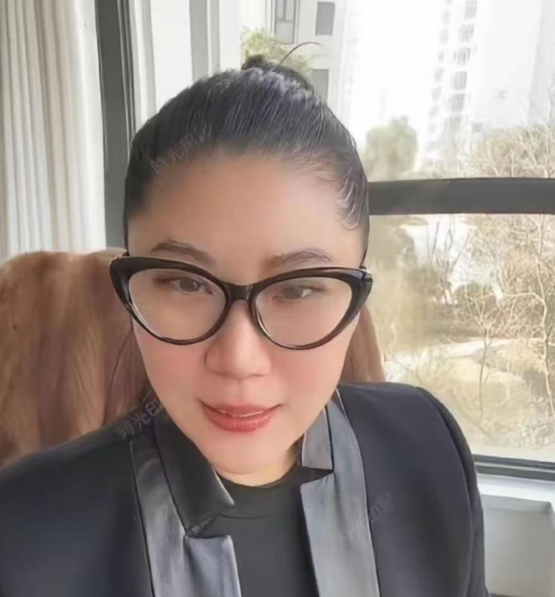相由心生不是没道理的。CoCo真的变了，刷到Coco现在的直播画面，愣了好一