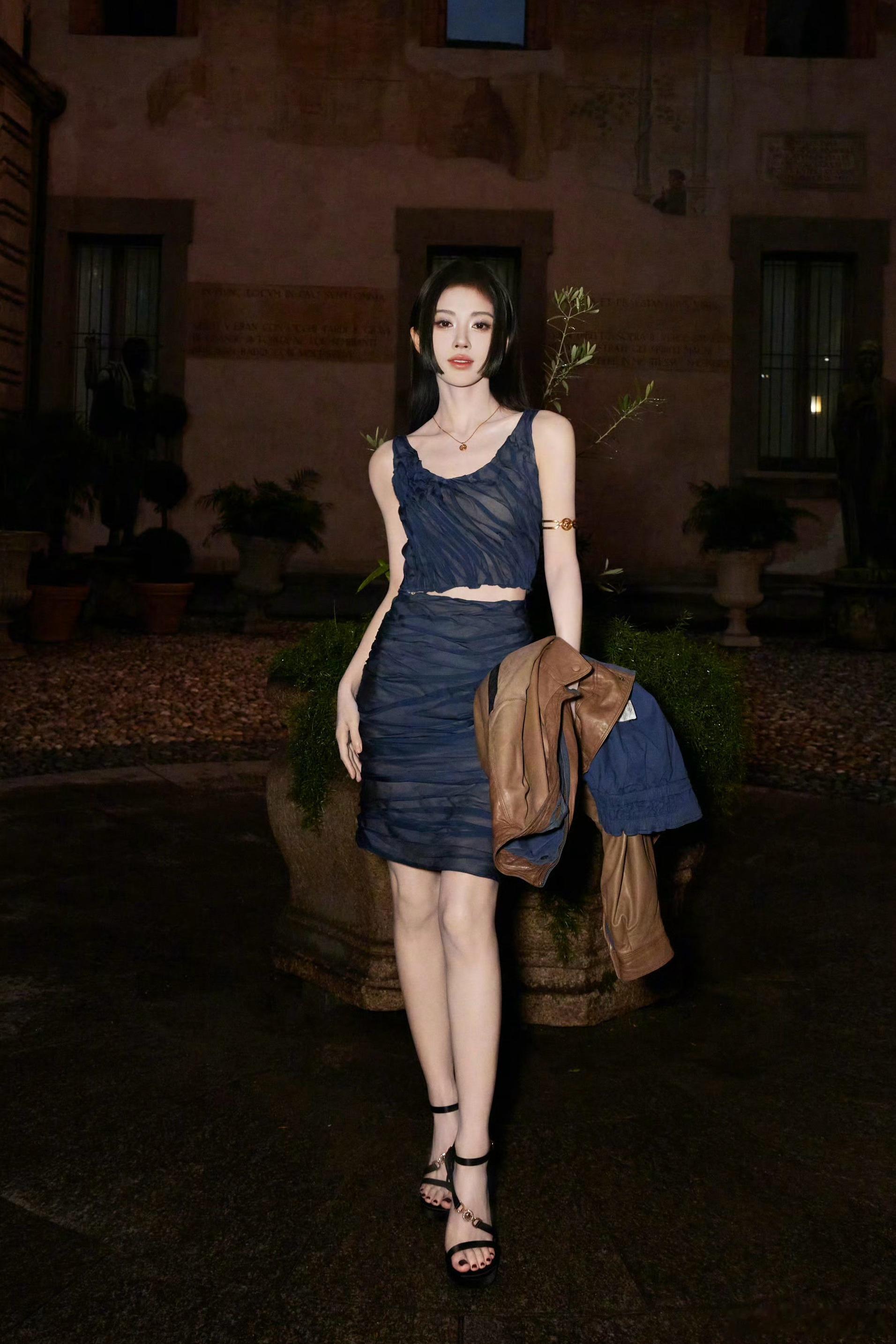 鞠婧祎出发参加星光大赏很难看到玉足小脚丫，太嫩了