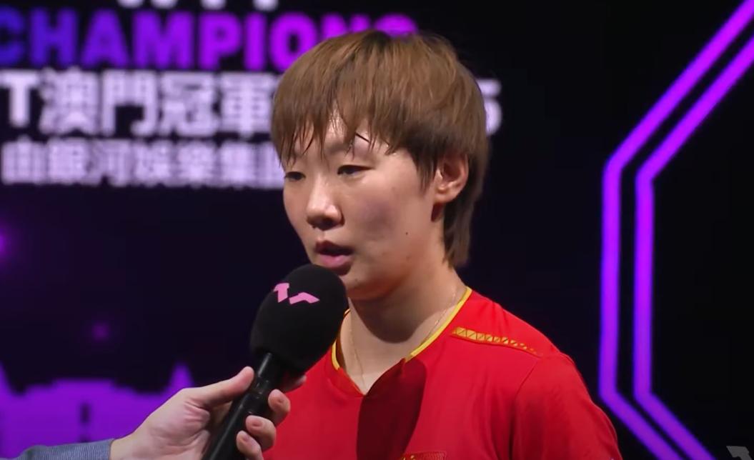 王曼昱3:2赢了早田后，主持人又给她挖坑了！主持人问：下一场将面对非常熟