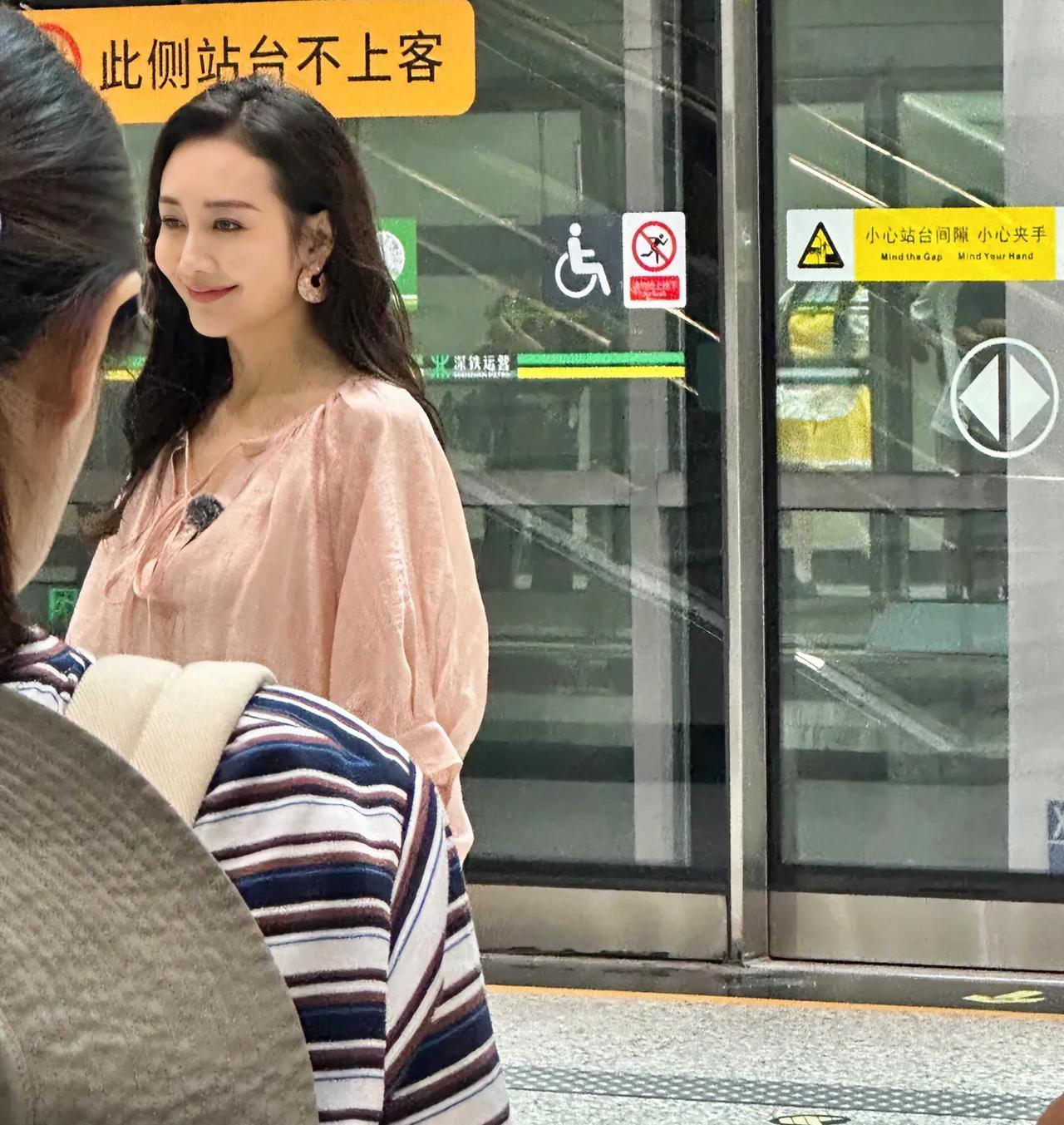 地铁站偶遇王鸥，不得不说明星现场看真的美，比普通人的气质好一大截呀