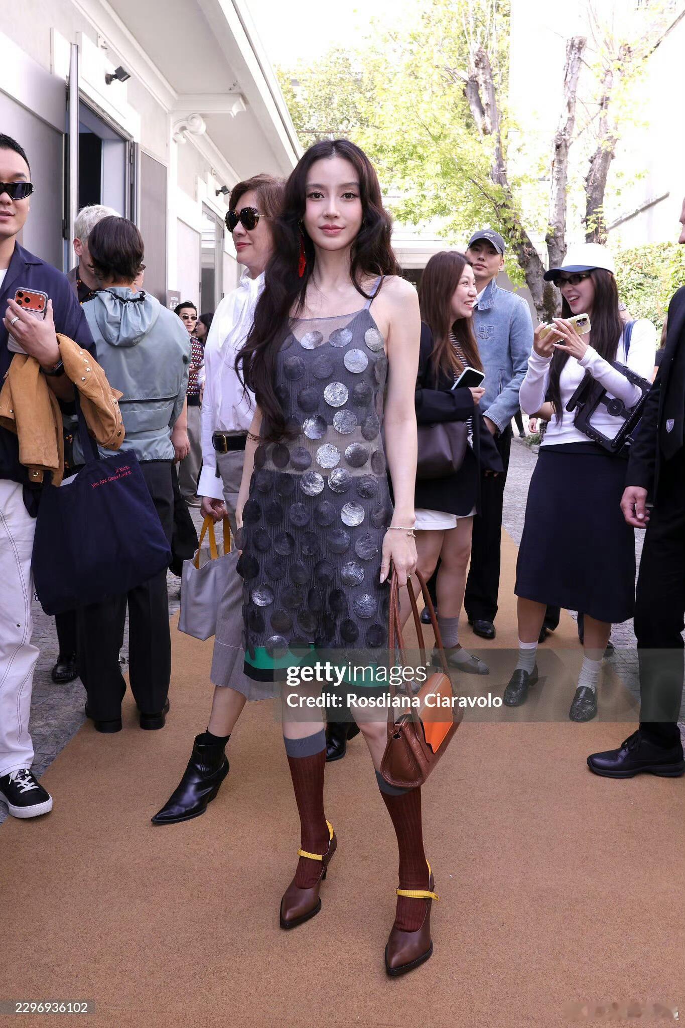 Angelababy米兰G社生图都说G社镜头是女明星的“硬核考卷”，这次baby