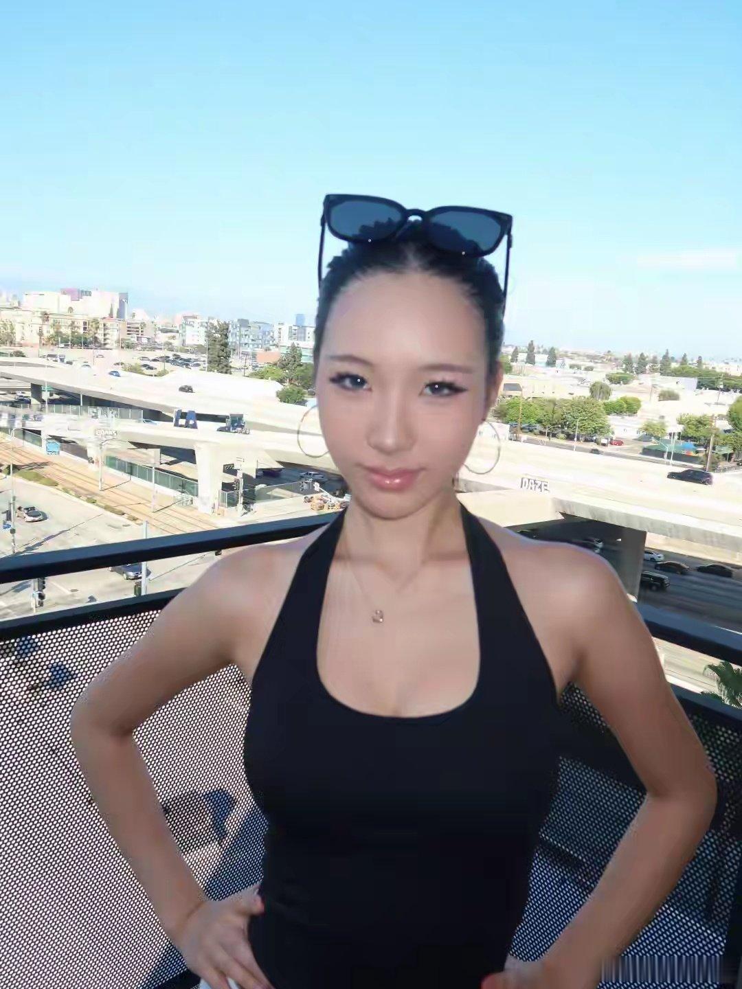 小S大女儿近照曝光！身材高挑皮肤黝黑，五官精致与姨妈大S好像​