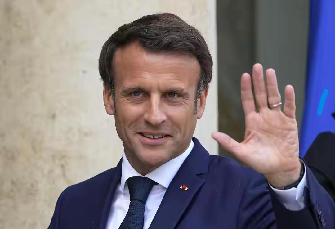 法国总统马克龙访华12月3日下午，马克龙的专机降落在北京首都机场。这是他第四