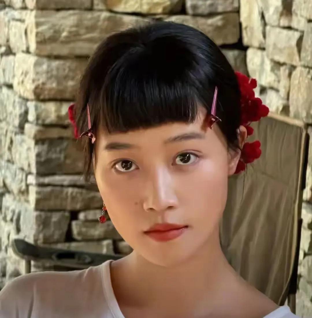 15岁少女垃圾桶边拼梦想，富家女偏要闯娱乐圈！她曾是上海28万一年国际学校的富