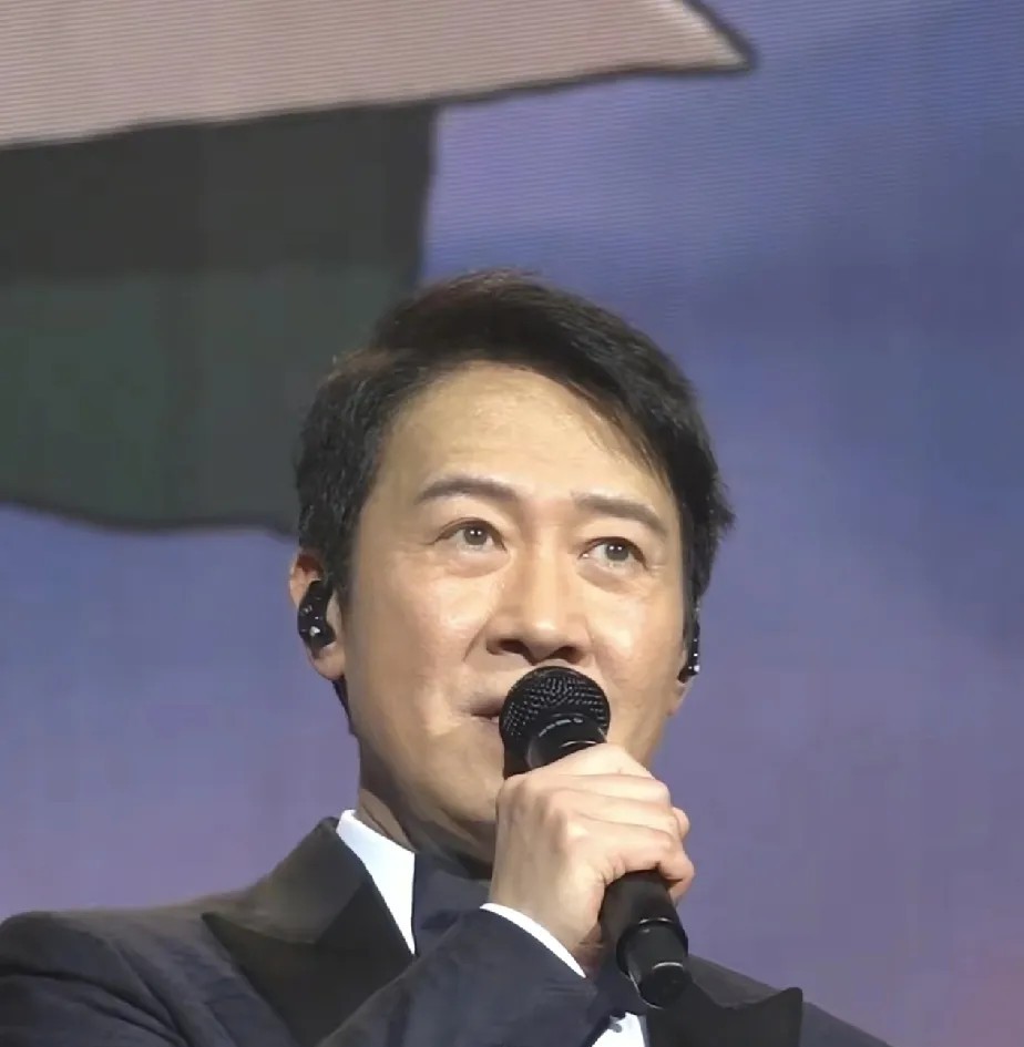 巨星黎明的真实状态：发福严重，肤色暗沉。就是一个60岁的中老年人。