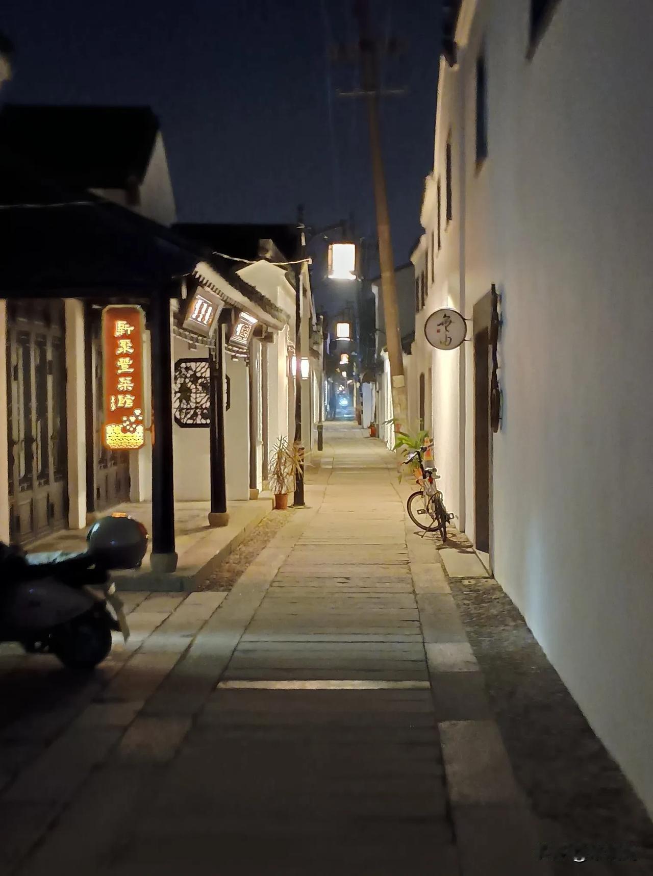 苏州古城区32号街坊剪金桥巷经过三年更新，从从容容开街，电线杆游刃有余竖在那里？