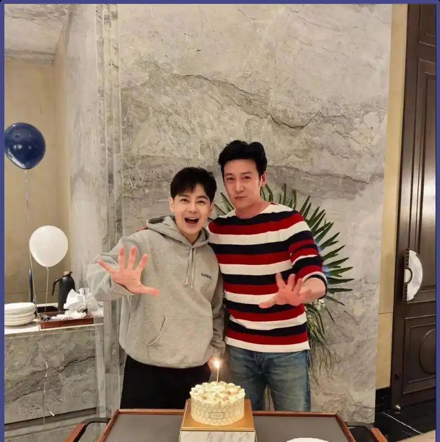 50岁陆毅和52岁林志颖站一块，网友一看炸了：皮相老了像松垮气球，骨相老了反而更