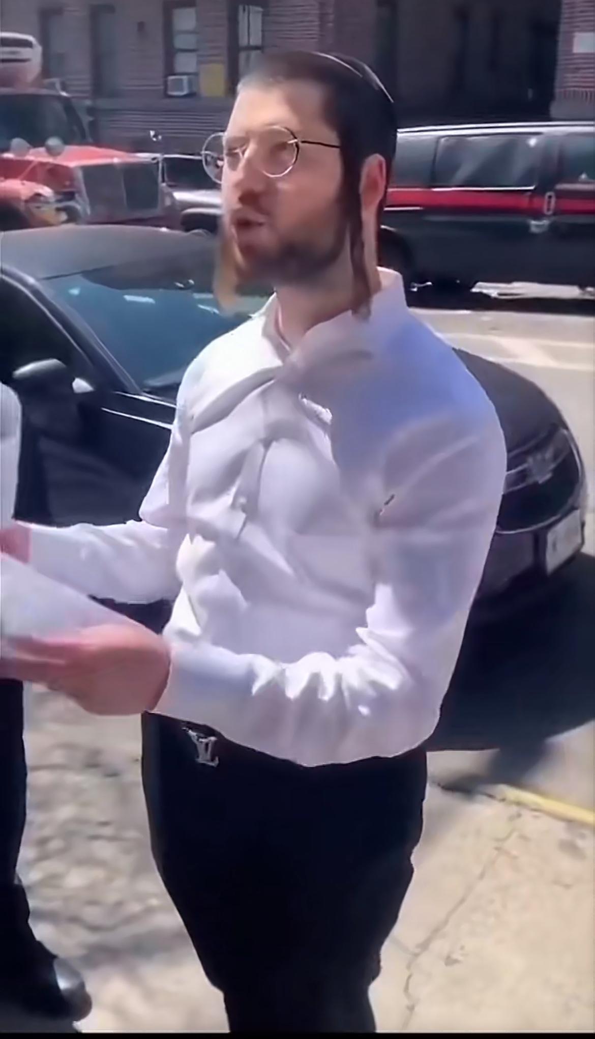 这个犹太男子想要霸占纽约一套房子，被人赶走了，这名男子声称这个房子是他买的，还拿