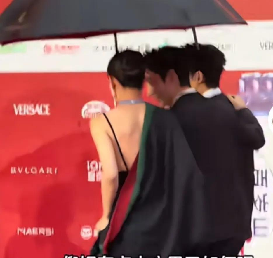 这也太搞笑了，倪妮有点小心机又如何呢？走红毯的时候，倪妮为了显示自己美丽的背部，