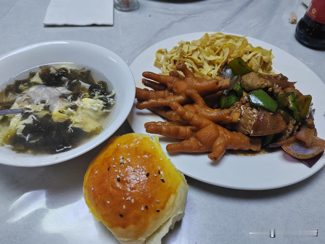 自从回国上了伙食后，很明显的感觉到船员挑食越来越厉害了，回国上了30箱方便面，到