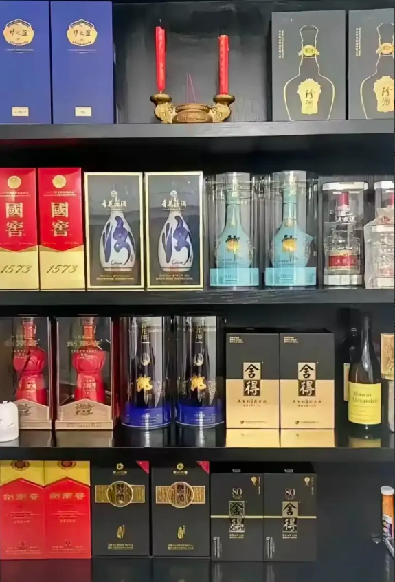 昨天去同学家做客，一进屋，酒柜里国窖1573、舍得等名酒满满当当，妥妥爱酒人士