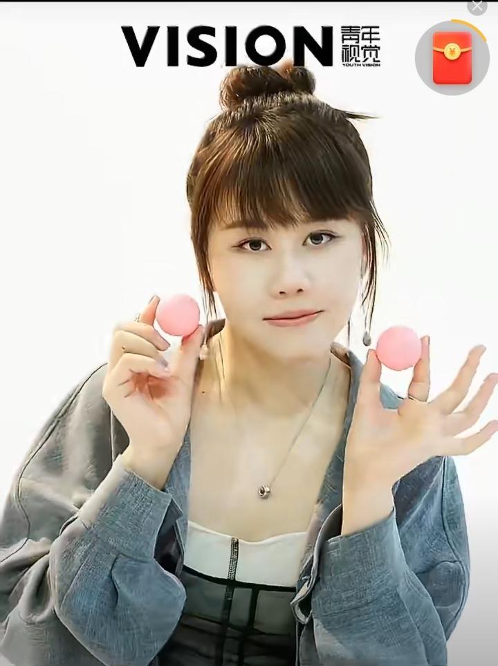 漂亮陈幸同[赞][笑着哭]！同同也开始接广告了，广告中的同同真是好看。丸子头一