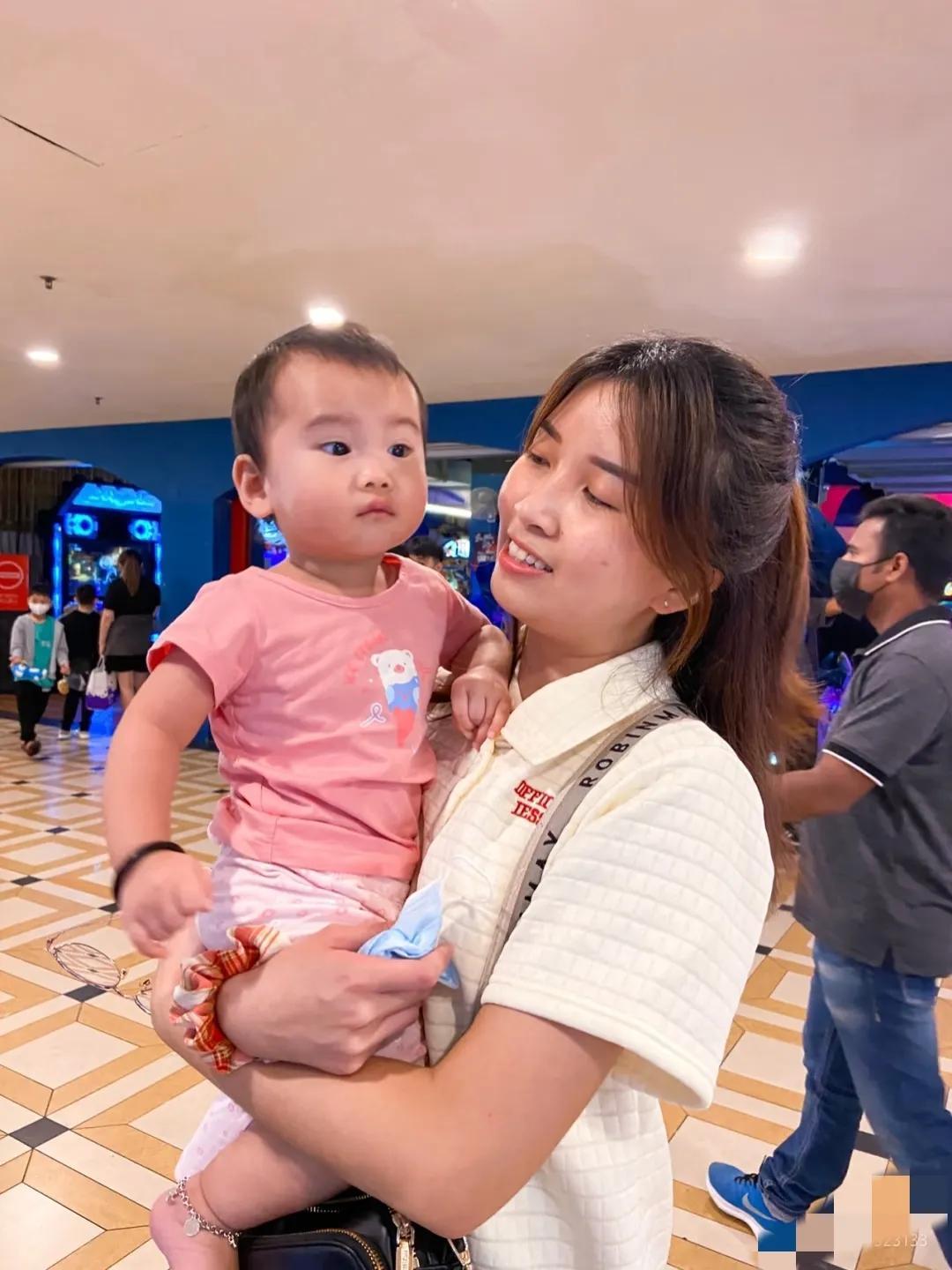 外甥女从小长得漂亮，不爱学习，初中毕业后念了个技校就开始打工了，没有正式工作。外