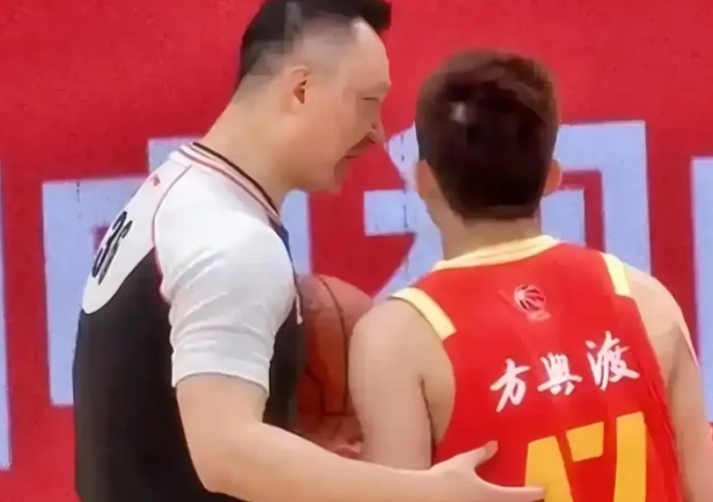 如果不是孙铭徽频繁向裁判摊手，昨晚CBAG5的比赛，我想赢球队的一方是浙江方兴渡