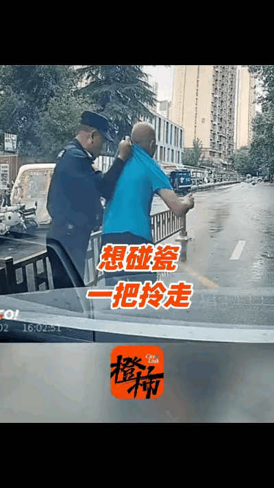 笑岔气了！山东，男子开车进停车场，一蓝衣大爷走到马路中间，挡在车前逼停车主，车主
