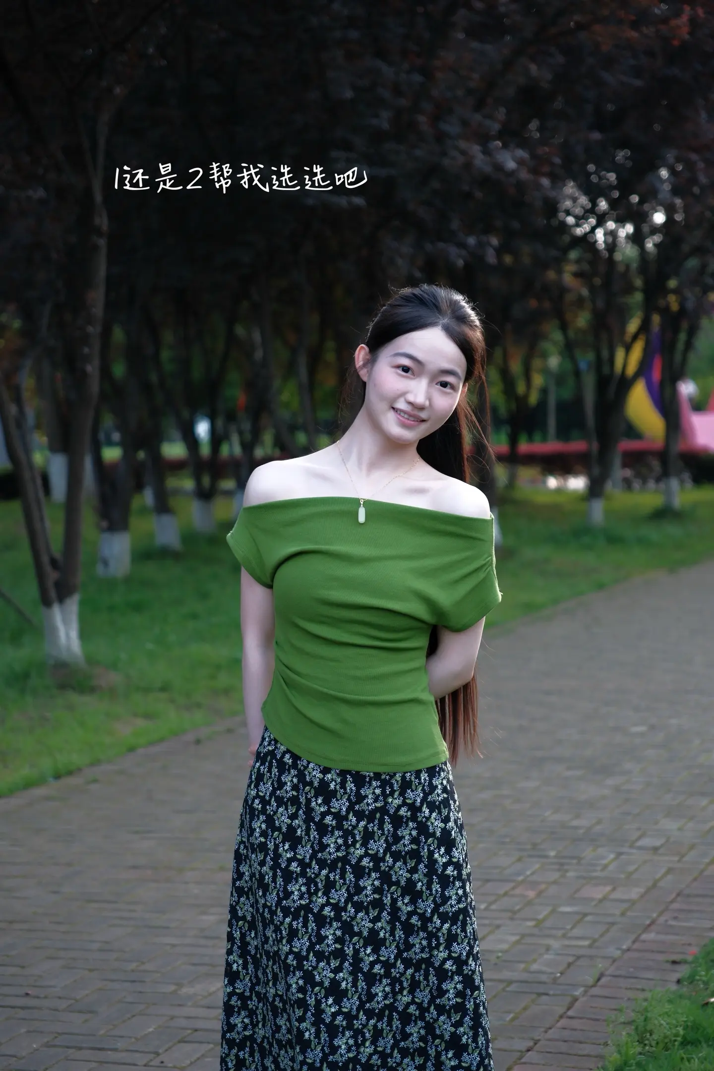 帮我选一下吧。好喜欢第一张但第二张风吹起的发丝我也好喜欢