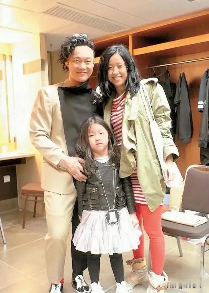 陈奕迅和徐濠萦的女儿突然杀疯了！陈康堤居然要出道当歌手了，还发了新歌《doll》